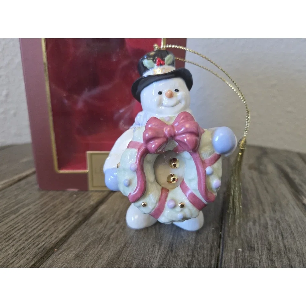Lenox 2008 Decorating For Christmas Annual Ornament 791195 Snowman hangs stands